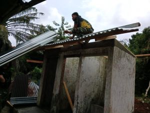 Atap Seng MCK Madrasah Nurul Falah Program TMMD ke 123 Mulai Dipasang