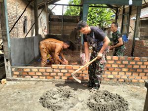 Tak Hanya Warga, Perangkat Desa juga Bantu Satgas TMMD Rehab Rumah Hendri