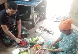Meski Sibuk, Anggota Satgas TMMD Sempatkan Bantu Orang Tua Asuh Memasak