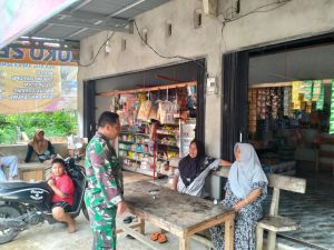 Tak Hanya Meliput Kegiatan, Pelda Rudi juga Sosialisasikan Giat TMMD ke Warga