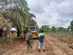 Alat Berat Jenis Bulldozer Ratakan Jalan Usaha Tani Program TMMD ke 123