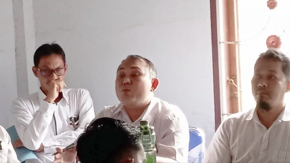 Manajemen PT LAJ, Pardomoan (tengah) saat mediasi dikantor Disnakertrans Tebo