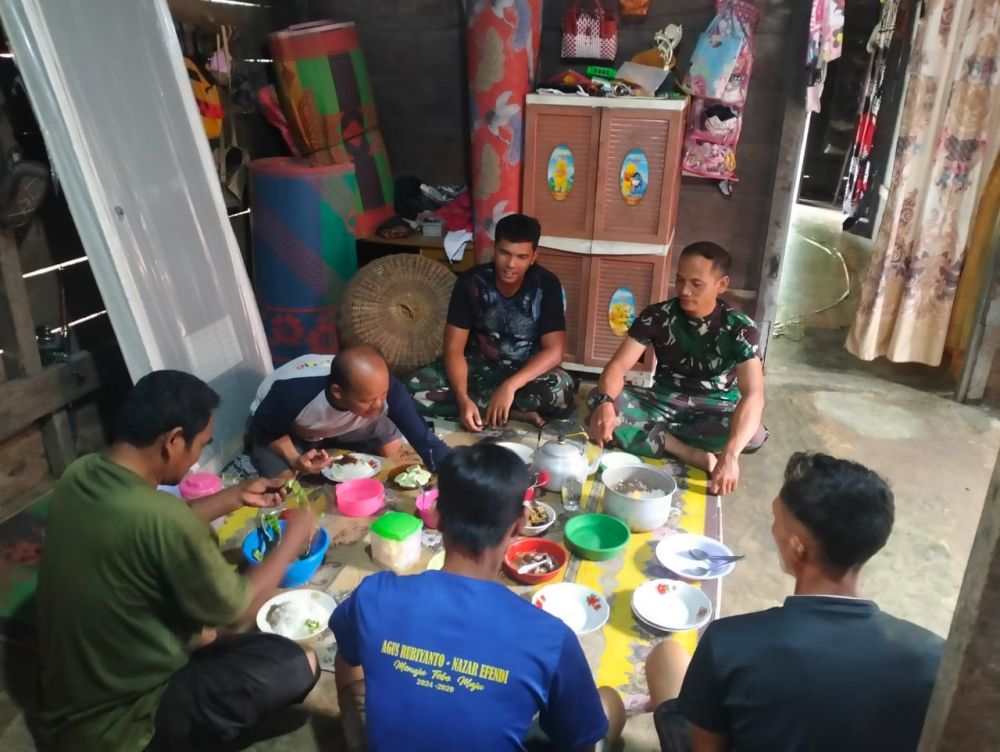 Sejumlah Anggota Satgas TMMD ke 123 Kodim Bute makan siang bersama orang tua asuhnya