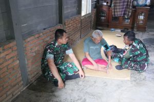 Tim Kesehatan Satgas TMMD Door to door ke Rumah Warga, Ini Tujuannya