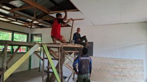 Pemasangan Plafon Madrasah Nurul Falah Mulai Dikerjakan Satgas TMMD