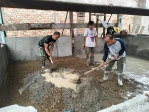 Satgas TMMD 123 Plester Lantai RTLH di Hari Pertama Bulan Ramadhan