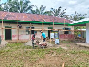 Warga dan Satgas TMMD Kompak Angkat Pasir untuk Rehab MCK Madrasah