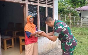 Bulan Ramadhan, Satgas TMMD Bagikan Takjil Kerumah- rumah