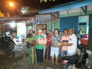 Peduli Sosial, Krub Pakhoy Serahkan Bantuan ke Korban Dampak Banjir