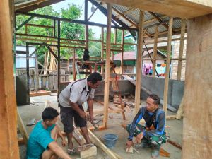 Sambil Bekerja Rehab RTLH, Satgas TMMD ajak Warga Bercanda