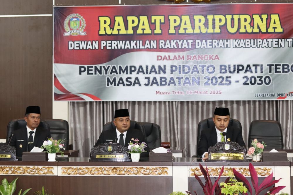Ketua DPRD Tebo, Khalis Mustiko,,SH, Bupati Tebo Agus Rubiyanto, SE, MM dan Wakil Bupati Tebo Nazar Efendi, SE, M.Si saat Rapat Paripurna Penyampaian Pidato Bupati Tebo Masa Jabatan 2025-2030