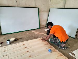 Tunjang KBM di MI Nurul Falah, Satgas TMMD ke 123 Buat Papan Tulis