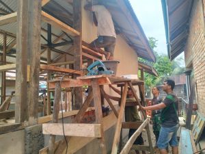 Bersama Satgas TMMD, Warga Malako Intan Antusias Bantu Renovasi RTLH