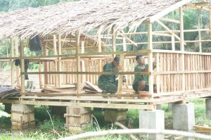 Hari Ini Satgas TMMD Pasang Dinding Kandang Kambing