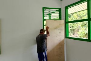 Satgas TMMD Pasang Pintu Sekat Ruang Madrasah Nurul Falah