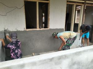 Finishing, Satgas TMMD Lakukan Pengacian Dinding Madrasah Nurul Falah