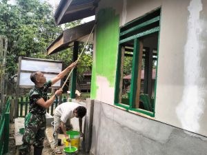 Cat Dinding RTLH di Bulan Puasa, Satgas TMMD Tetap Semangat