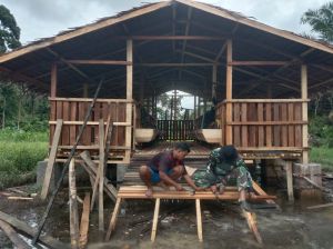 Personil Satgas TMMD ke 123 Kodim Bute Buat Tangga Kandang Kambing