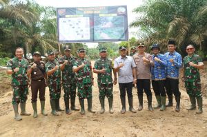 Ketua Tim Wasev TMMD Kunjungan ke Desa Teluk Kuali dan Malako Intan