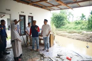 Dinding Rumah Warga di Aur Kenali Jebol ke Sungai, KFA Turun Langsung beri Bantuan