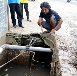 Warga Beberkan Biang Banjir di Simpang Pucuk Jambi: Pipa PDAM dan Kabel Telkom Sumbat Drainase
