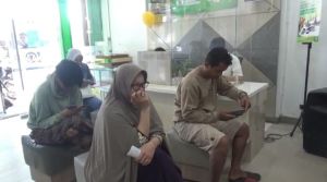 Harga Emas Tembus Rp1,9 Juta, Pegadaian Syariah Jelutung Diserbu Warga untuk Investasi Emas