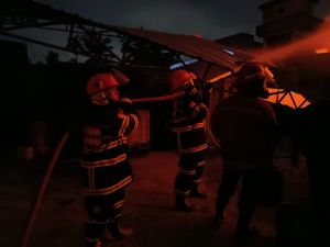 Gudang Oli Terbakar di Eka Jaya, 40 Ribu Liter Air dan 175 Liter Foam Dikerahkan