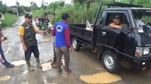  Warga Bagan Pete Tanam Pohon Pisang dan Pancing Ikan di Tengah Jalan