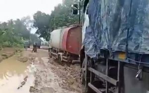 Angkutan CPO PT SMS Masih Lewat Jalan Pemda Tebo Paal 12-Blok E