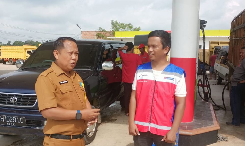 Edi Sofyan, Kabid perdagangan, Disprindagkop Tebo di SPBU Paal 10 Sungai Alai