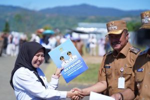 Serahkan 348 SK CPNS tahun 2024, Bupati Monadi Ingatkan Jadilah PNS Melayani