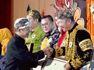 Bupati Monadi Terima Penghargaan dari Menteri Pendidikan Dasar dan Menengah RI