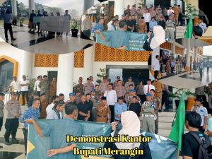 Kecewaan Sikap Bupati Merangin, HMI Lempar Telor Busuk Percuma Gagahan Jika Tak Tau Kondisi Rakyat