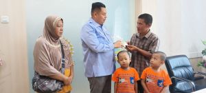 Ketua DPRD Kota Jambi KFA Serahkan BPJS Ketenagakerjaan untuk Keluarga Pasien Steven Johnson Syndrom