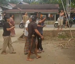 Kejam, Oknum Pemuda Dibungo Benturkan Kepala Pria Paruh Baya Hingga Berdarah