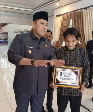 Viral..!!! Banyak Kendaraan Dinas Nunggak Bupati Merangin Dapat Piagam Pajak dari mahasiswa