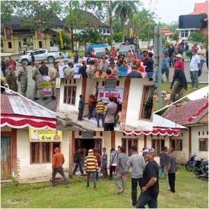 Warga Desa Jambu Tebo Segel Ponton Penyeberangan dan Kantor Desa, Ini sebabnya