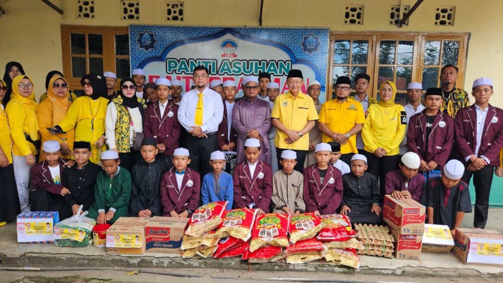 Anggota DPRD RI Drs H Cek Endra, Wakil Ketua I DPRD Provinsi Jambi H. IVAN WIRATA, ST, MM, MT bersama Anak- anak Panti Asuhan