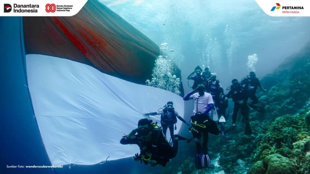 Pertamina Patra Niaga Regional Sulawesi bersama Hiswana Migas dan komunitas penyelam membentangkan bendera Merah Putih terbesar di bawah laut Wakatobi, Sulawesi Tenggara