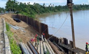 Dana 20,4 Milyar, Warga Keluhkan Lambannya Pekerjaan Proyek Turap di Pagar Puding Tebo