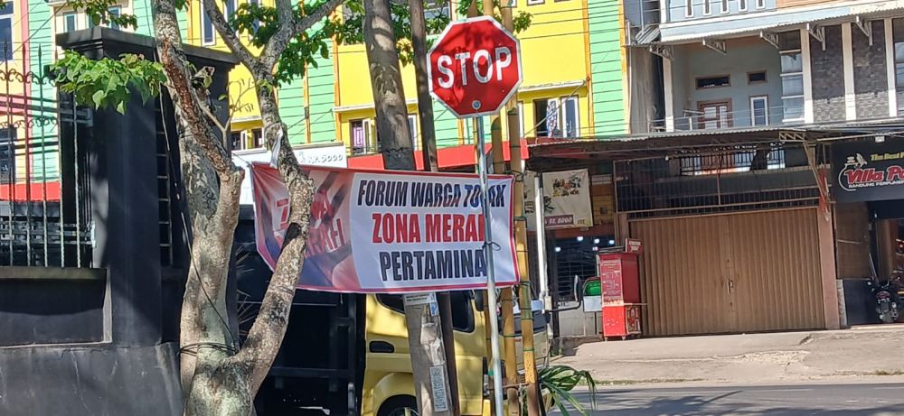 Spanduk Penolakan Zona Merah Pertamina Oleh Warga Kota Jambi.