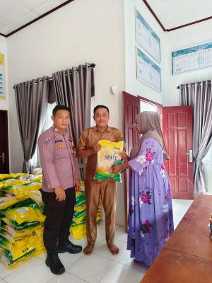 Sebanyak 1 Ton Beras Pangan Murah Telah disalurkan di Desa Kemantan