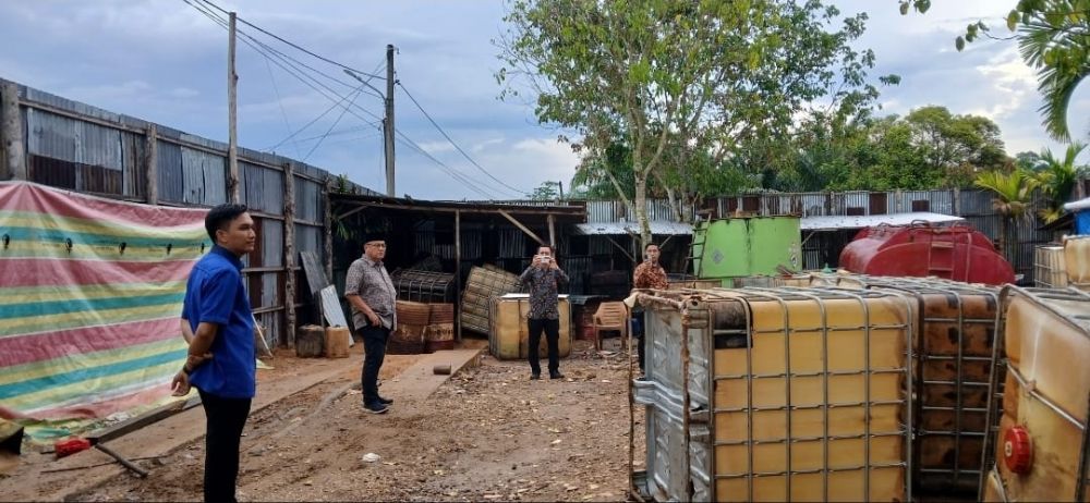 Rio Ramadhan,. A.Md.KepGi, Ketua Komisi I DPRD Kota Jambi saat Sidak ke Gudang Minyak yang Diduga Ilegal