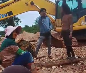 Viral! Ibu-Ibu Pendulang Diteriaki dan Dikejar Operator Tambang Ilegal