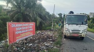 Lurah Mampun Turun Tangan Bersihkan Sampah Berserakan di Jalan Lintas Sumatera