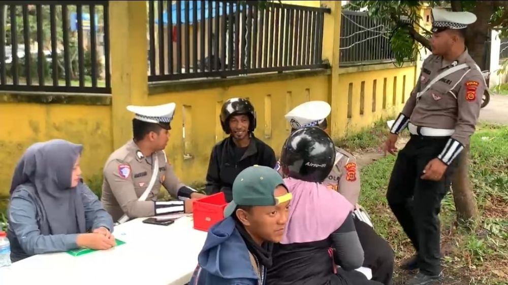 Beberapa pengendara yang terjaring razia pajak kendaraan di Pasir Putih, Kota Jambi, Kamis (23/10/2025).