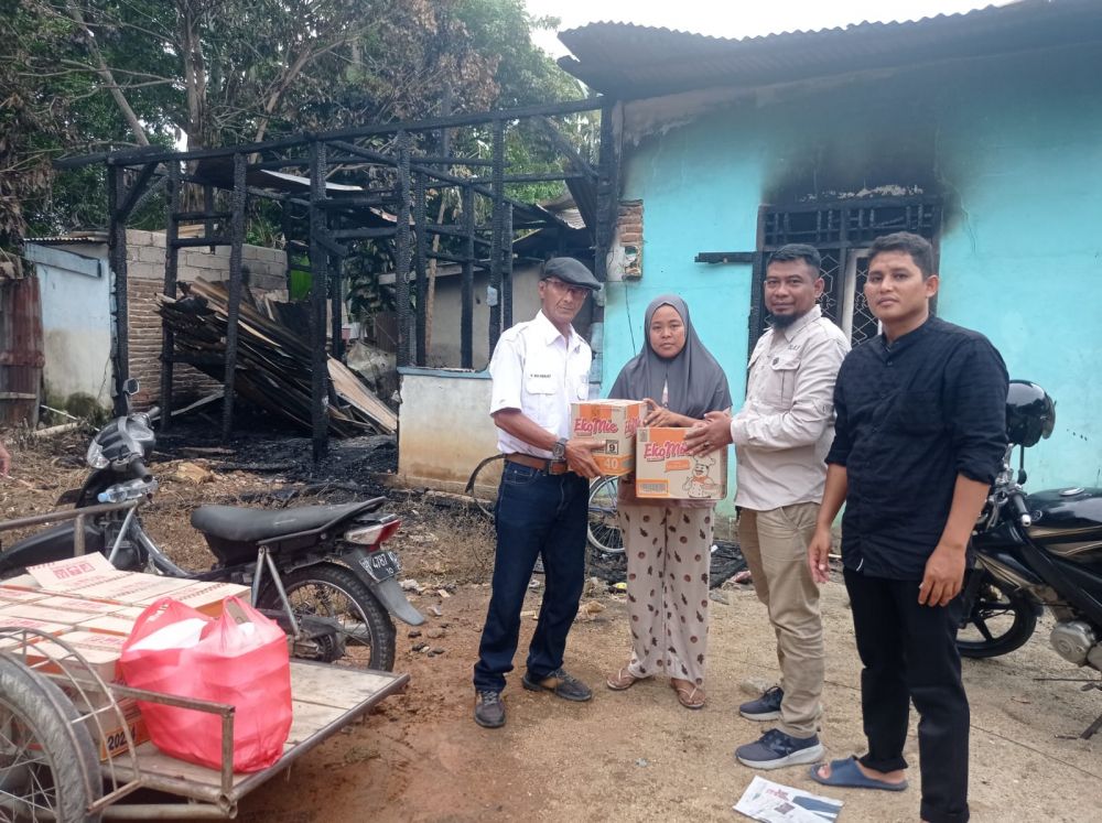 Penyaluran Bantuan dari Ketua Serikat Media Siber Indonesia (SMSI) Kabupaten Bungo Raden Beni Hidayat kepada Korban Kebakaran. 