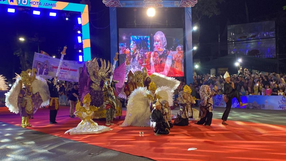Carnaval Angso Duo di Tugu Keris Siginjai, Jumat malam (24/10/2025).