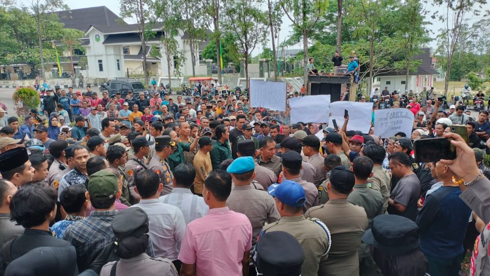 Ratusan Massa yang terdiri dari Petani Mitra dan Warga terdampak HGU Perusahaan Perkebunan Kelapa Sawit PT Tebo Indah melakukan aksi demo Dikantor DPRD Tebo