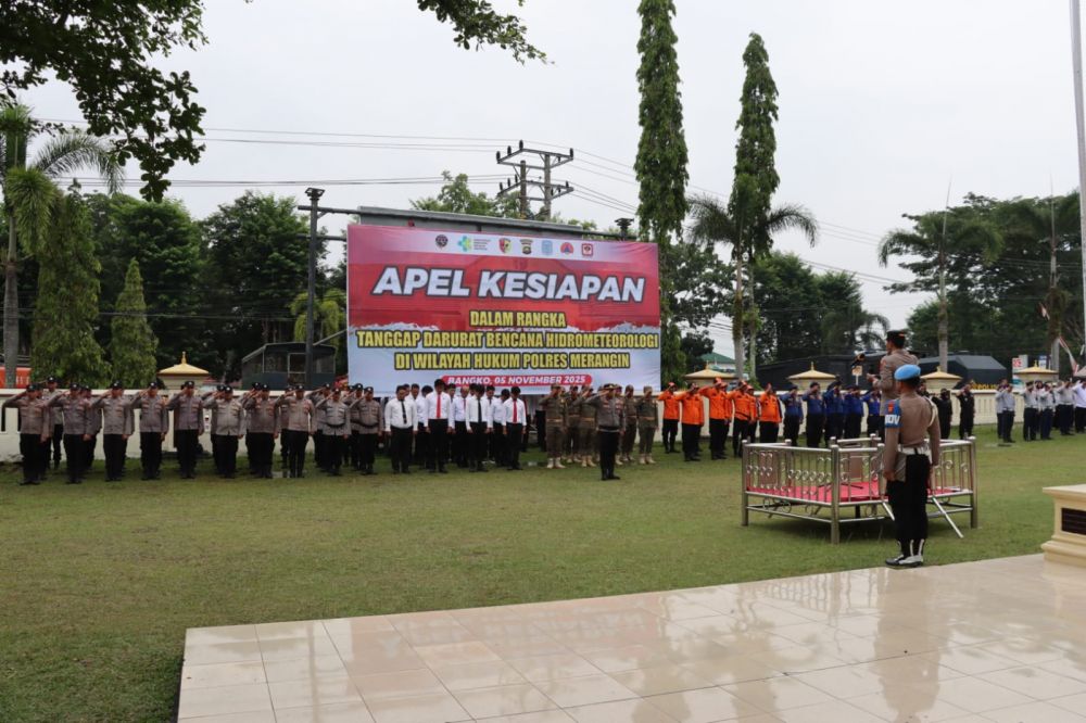 1. Kapolres Merangin AKBP Kiki Firmansyah Efendi memimpin Apel Kesiapsiagaan Tanggap Darurat Bencana Hidrometeorologi 2025 di Lapangan Polres Merangin, Rabu (5/11/2025).
